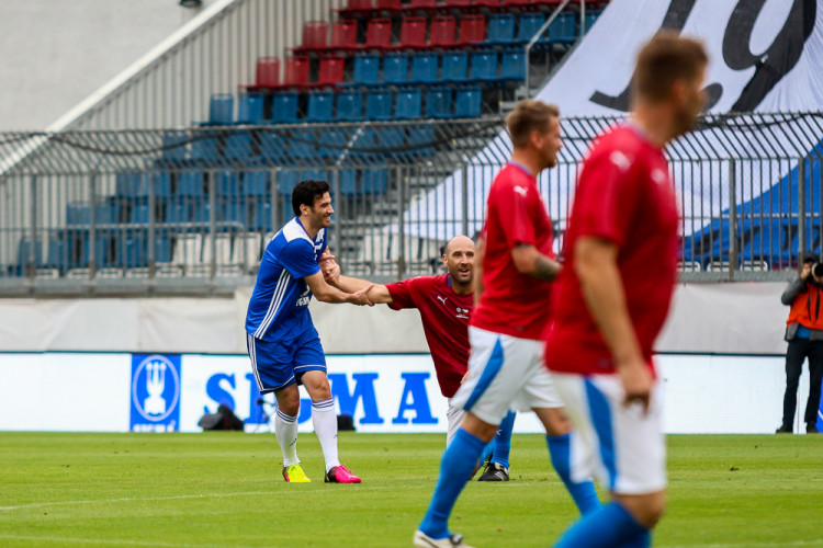 FOTOGALERIE: Zápas století vyhráli reprezentanti 9:2. Na závěr byla slavnostně pojmenována tribuna po Karlu Brücknerovi