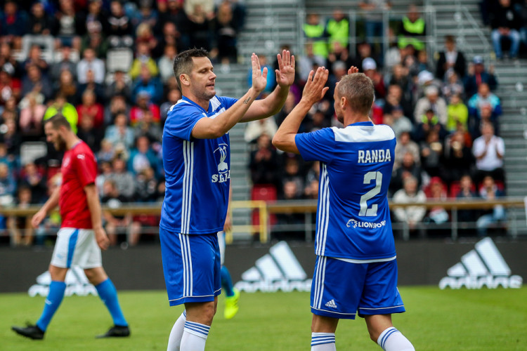 FOTOGALERIE: Zápas století vyhráli reprezentanti 9:2. Na závěr byla slavnostně pojmenována tribuna po Karlu Brücknerovi