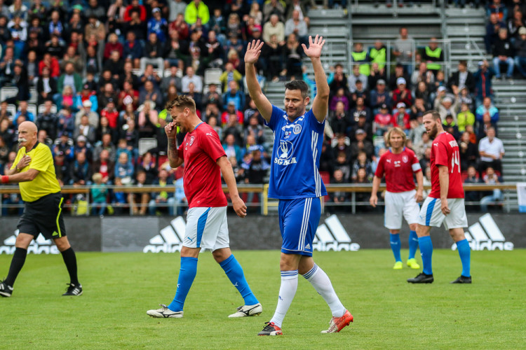 FOTOGALERIE: Zápas století vyhráli reprezentanti 9:2. Na závěr byla slavnostně pojmenována tribuna po Karlu Brücknerovi