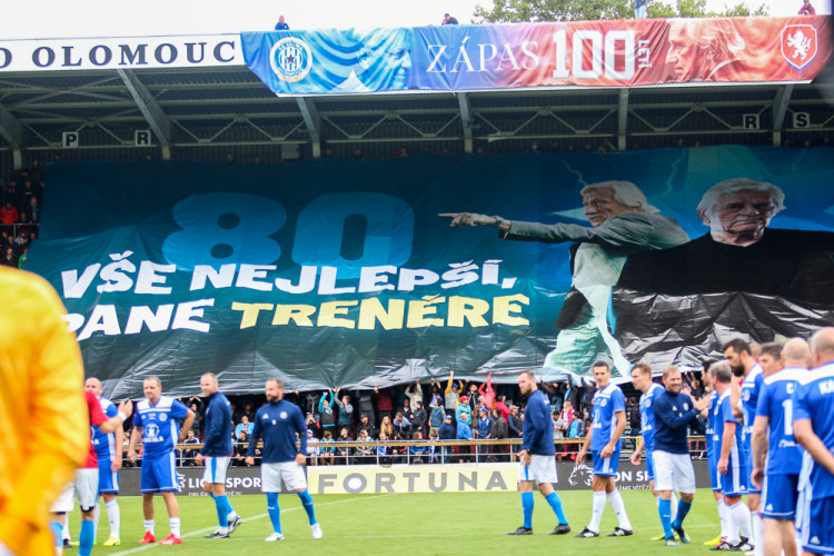 FOTOGALERIE: Zápas století vyhráli reprezentanti 9:2. Na závěr byla slavnostně pojmenována tribuna po Karlu Brücknerovi