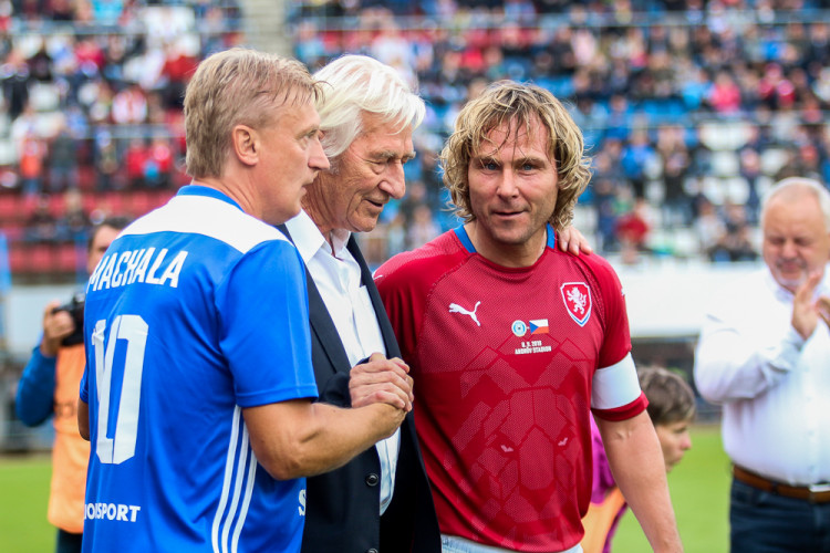 FOTOGALERIE: Zápas století vyhráli reprezentanti 9:2. Na závěr byla slavnostně pojmenována tribuna po Karlu Brücknerovi