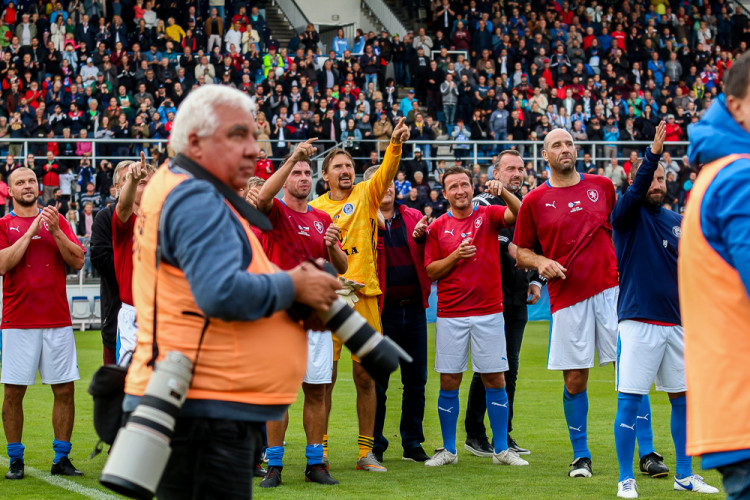 FOTOGALERIE: Zápas století vyhráli reprezentanti 9:2. Na závěr byla slavnostně pojmenována tribuna po Karlu Brücknerovi