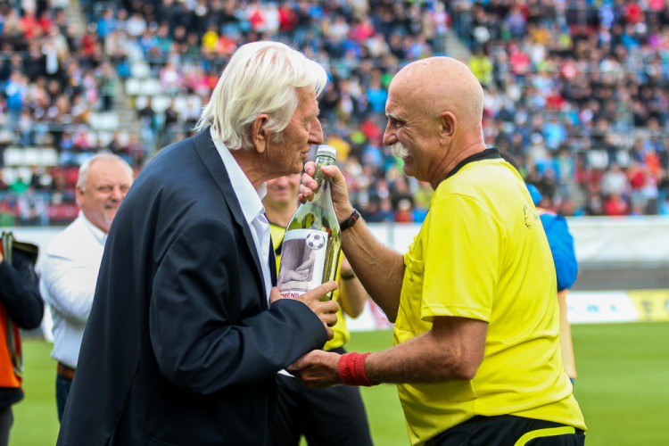 FOTOGALERIE: Zápas století vyhráli reprezentanti 9:2. Na závěr byla slavnostně pojmenována tribuna po Karlu Brücknerovi