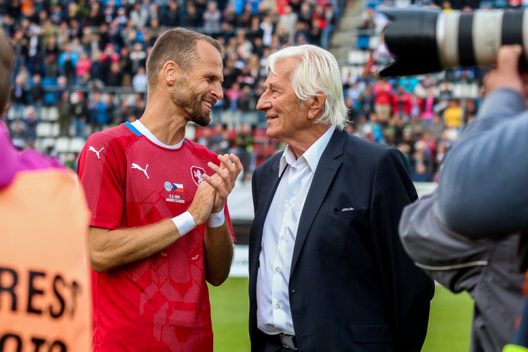 FOTOGALERIE: Zápas století vyhráli reprezentanti 9:2. Na závěr byla slavnostně pojmenována tribuna po Karlu Brücknerovi