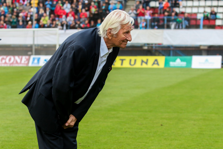 FOTOGALERIE: Zápas století vyhráli reprezentanti 9:2. Na závěr byla slavnostně pojmenována tribuna po Karlu Brücknerovi