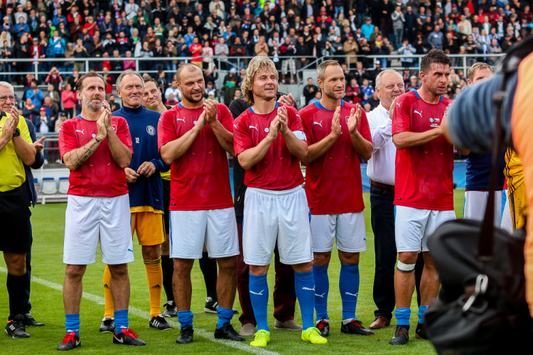 FOTOGALERIE: Zápas století vyhráli reprezentanti 9:2. Na závěr byla slavnostně pojmenována tribuna po Karlu Brücknerovi