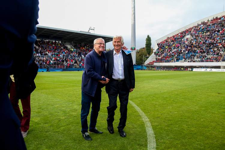 FOTOGALERIE: Zápas století vyhráli reprezentanti 9:2. Na závěr byla slavnostně pojmenována tribuna po Karlu Brücknerovi