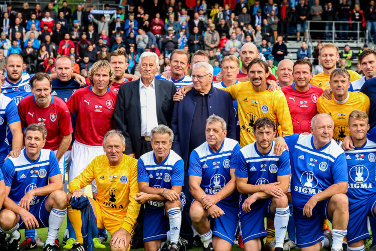 FOTOGALERIE: Zápas století vyhráli reprezentanti 9:2. Na závěr byla slavnostně pojmenována tribuna po Karlu Brücknerovi