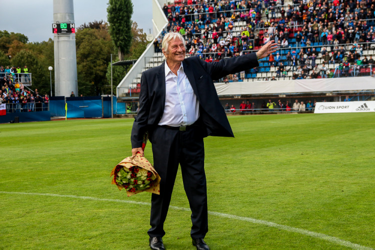 FOTOGALERIE: Zápas století vyhráli reprezentanti 9:2. Na závěr byla slavnostně pojmenována tribuna po Karlu Brücknerovi