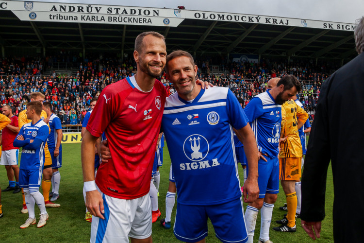 FOTOGALERIE: Zápas století vyhráli reprezentanti 9:2. Na závěr byla slavnostně pojmenována tribuna po Karlu Brücknerovi