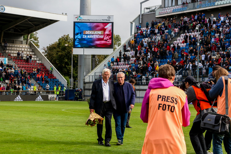 FOTOGALERIE: Zápas století vyhráli reprezentanti 9:2. Na závěr byla slavnostně pojmenována tribuna po Karlu Brücknerovi
