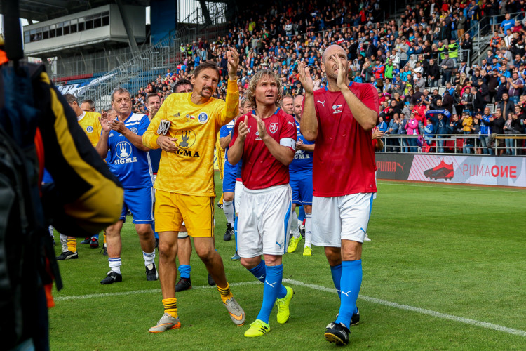 FOTOGALERIE: Zápas století vyhráli reprezentanti 9:2. Na závěr byla slavnostně pojmenována tribuna po Karlu Brücknerovi