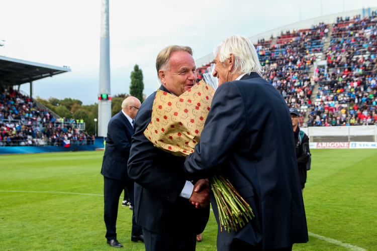 FOTOGALERIE: Zápas století vyhráli reprezentanti 9:2. Na závěr byla slavnostně pojmenována tribuna po Karlu Brücknerovi