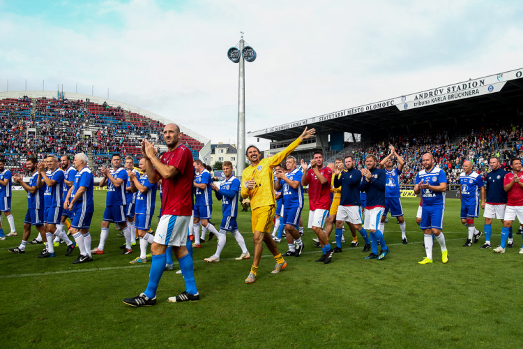 FOTOGALERIE: Zápas století vyhráli reprezentanti 9:2. Na závěr byla slavnostně pojmenována tribuna po Karlu Brücknerovi