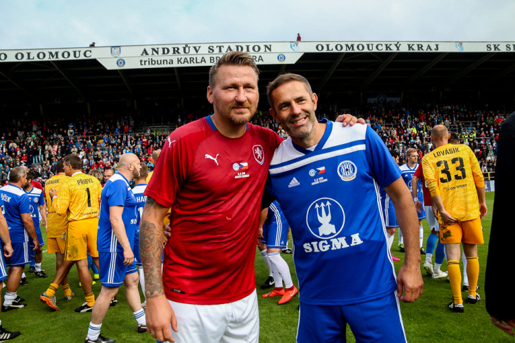 FOTOGALERIE: Zápas století vyhráli reprezentanti 9:2. Na závěr byla slavnostně pojmenována tribuna po Karlu Brücknerovi