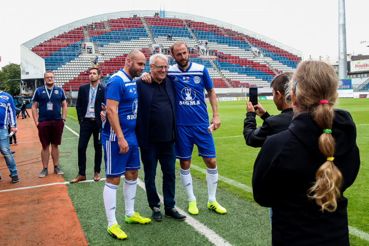FOTOGALERIE: Zápas století vyhráli reprezentanti 9:2. Na závěr byla slavnostně pojmenována tribuna po Karlu Brücknerovi