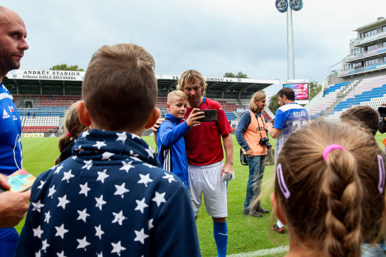 FOTOGALERIE: Zápas století vyhráli reprezentanti 9:2. Na závěr byla slavnostně pojmenována tribuna po Karlu Brücknerovi