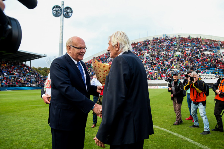 FOTOGALERIE: Zápas století vyhráli reprezentanti 9:2. Na závěr byla slavnostně pojmenována tribuna po Karlu Brücknerovi