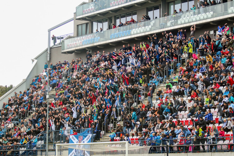 FOTOGALERIE: Zápas století vyhráli reprezentanti 9:2. Na závěr byla slavnostně pojmenována tribuna po Karlu Brücknerovi