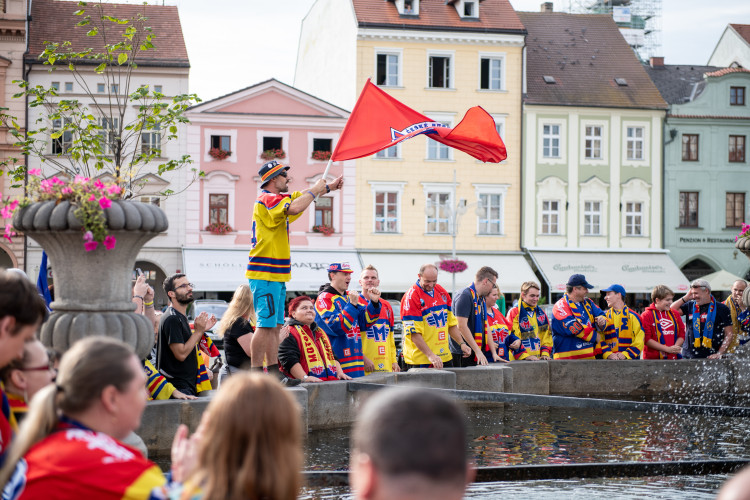 Pochod fanoušků Motoru před první zápasem Chance ligy