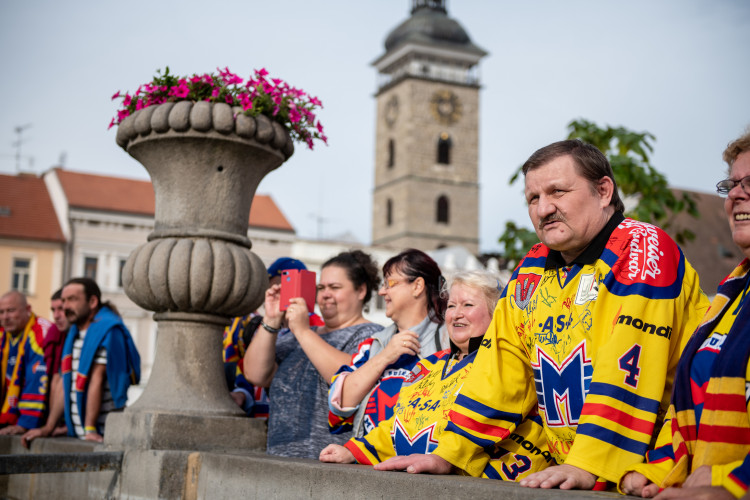 Pochod fanoušků Motoru před první zápasem Chance ligy