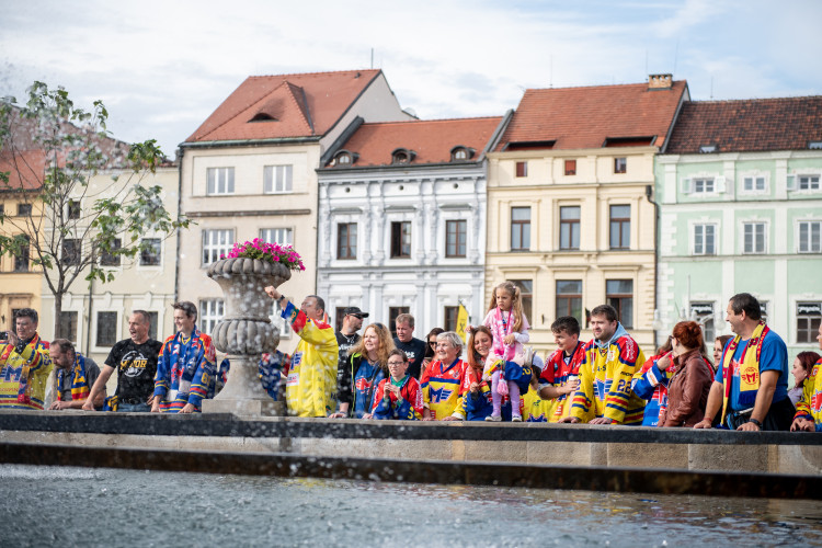 Pochod fanoušků Motoru před první zápasem Chance ligy