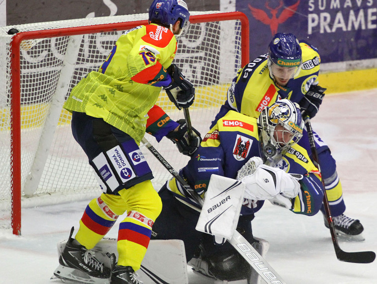 Přerovský gólman Michael Petrásek zasahuje před Matoušem Venkrbcem