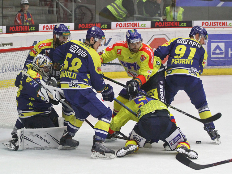 Závar před hostující klecí