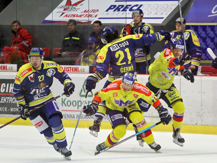 Šimánek veze na zádech Černého