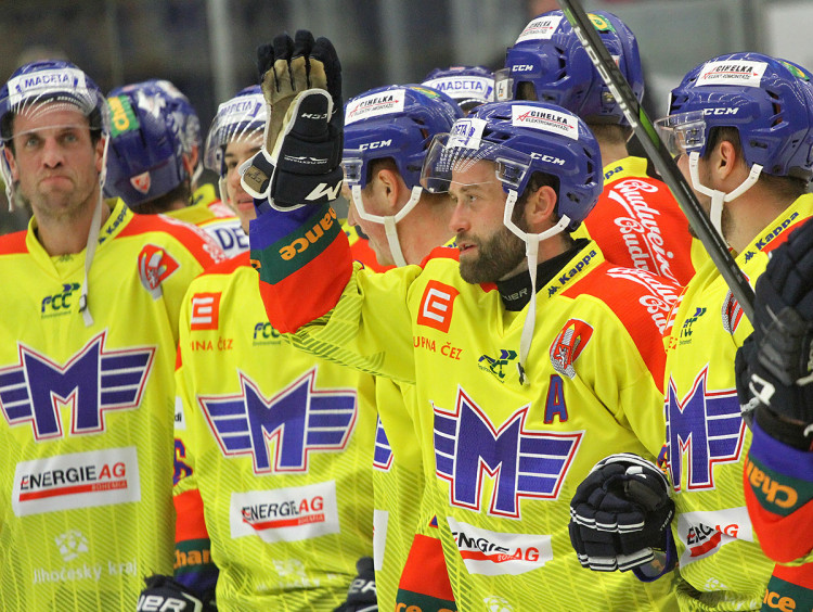 Hrdina zápasu Martin Novák zdraví publikum