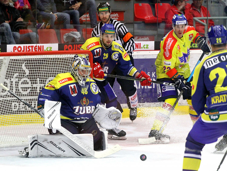 Brankář Přerova Michael Petrásek a bývalý bek Motoru Zdeněk Čáp sledují odražený kotouč