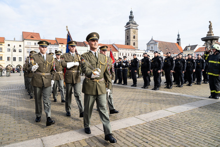 FOTO: Vojenská přehlídka v Českých Budějovicích