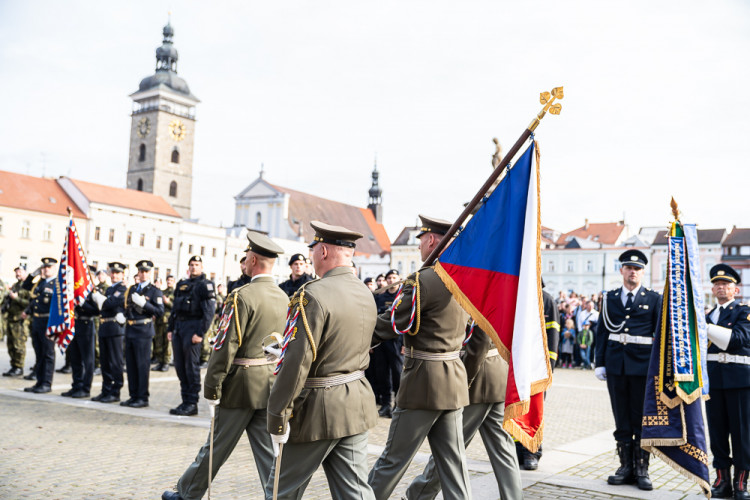 FOTO: Vojenská přehlídka v Českých Budějovicích