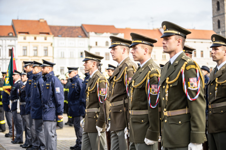 FOTO: Vojenská přehlídka v Českých Budějovicích