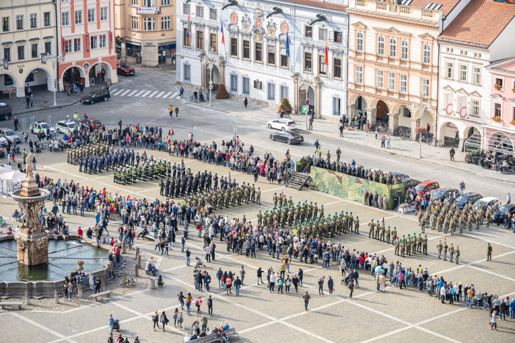 FOTO: Vojenská přehlídka v Českých Budějovicích