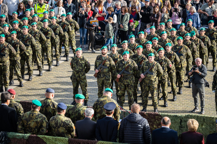 FOTO: Vojenská přehlídka v Českých Budějovicích