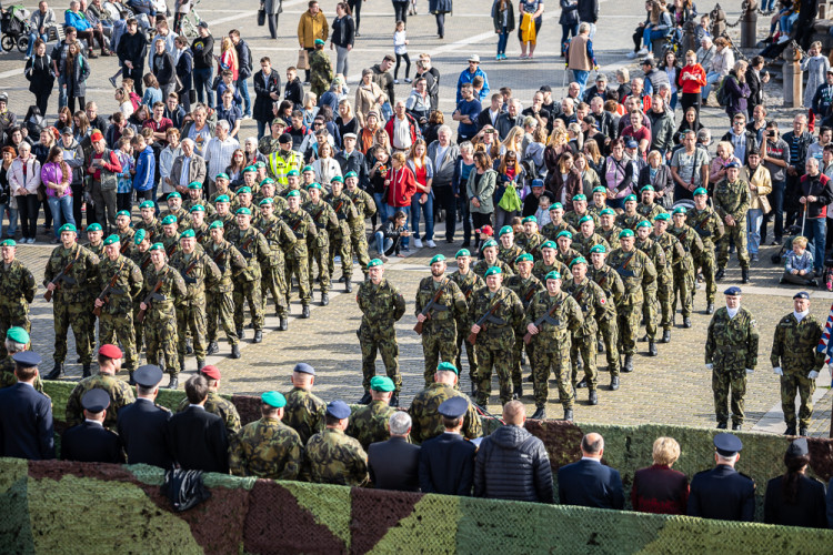 FOTO: Vojenská přehlídka v Českých Budějovicích