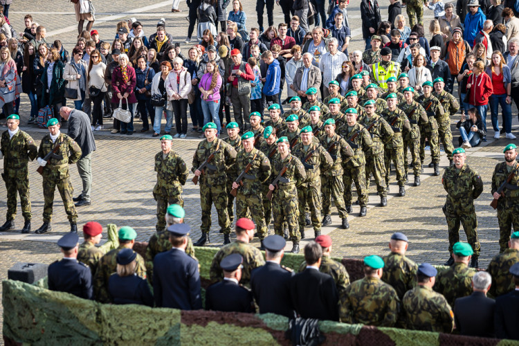 FOTO: Vojenská přehlídka v Českých Budějovicích