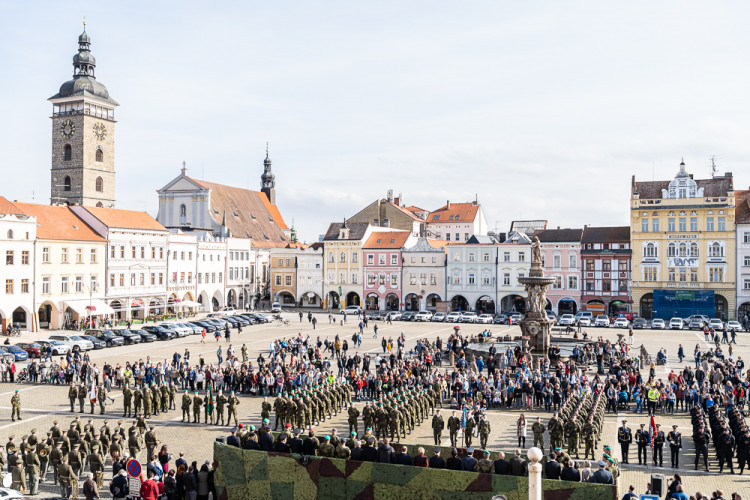 FOTO: Vojenská přehlídka v Českých Budějovicích