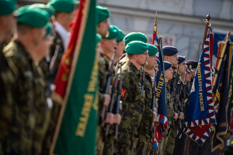 FOTO: Vojenská přehlídka v Českých Budějovicích