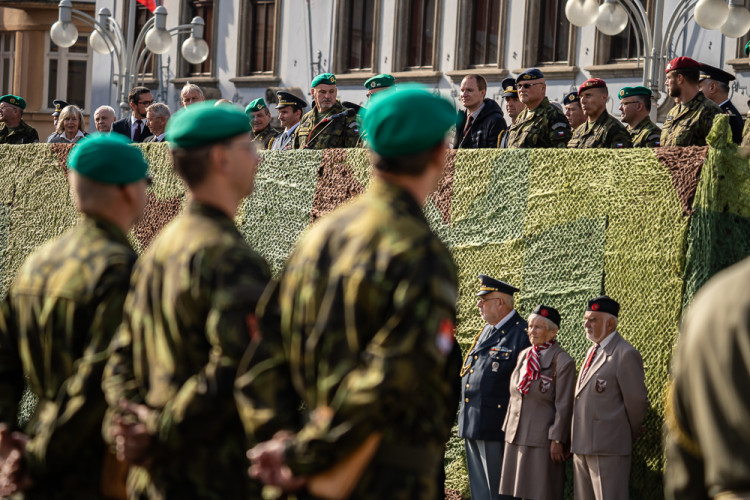FOTO: Vojenská přehlídka v Českých Budějovicích