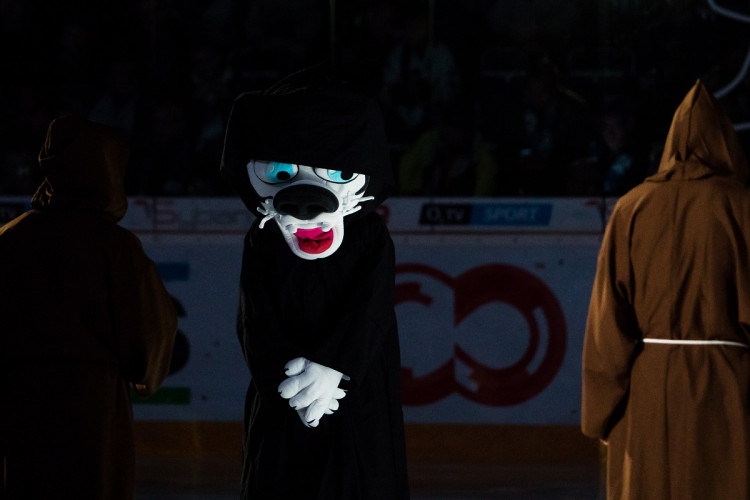 Tygři porazili Vítkovice v hallooweenském utkání 3:2