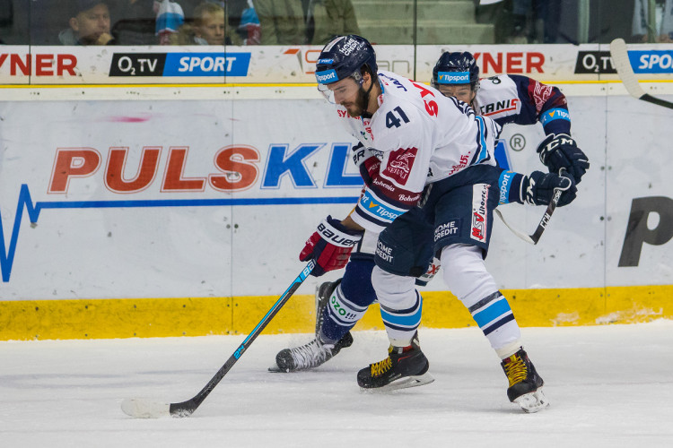 Tygři porazili Vítkovice v hallooweenském utkání 3:2