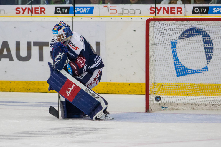 Tygři porazili Vítkovice v hallooweenském utkání 3:2