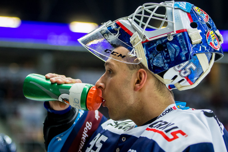 Tygři porazili Vítkovice v hallooweenském utkání 3:2