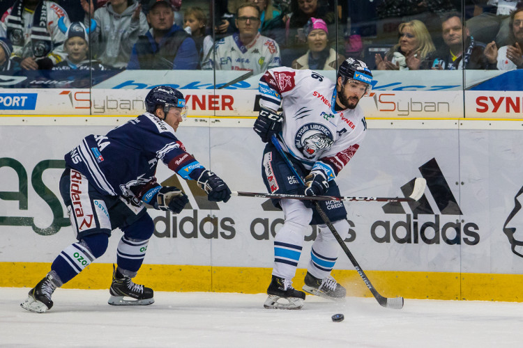 Tygři porazili Vítkovice v hallooweenském utkání 3:2