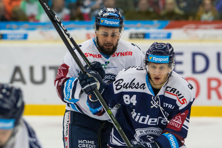 Tygři porazili Vítkovice v hallooweenském utkání 3:2