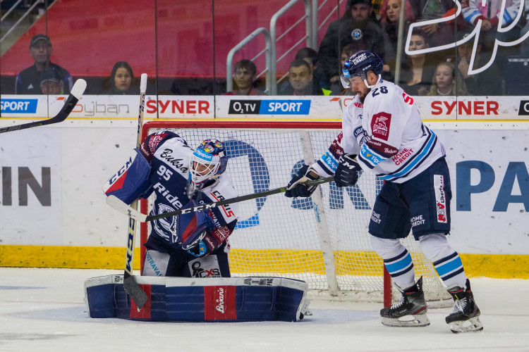 Tygři porazili Vítkovice v hallooweenském utkání 3:2