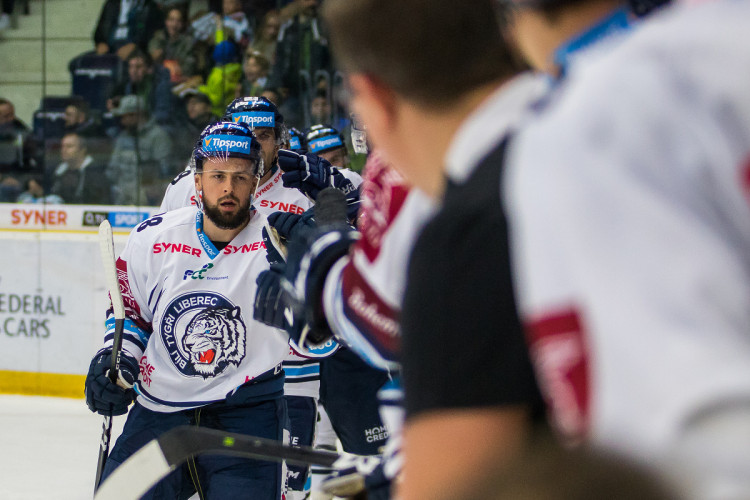 Tygři porazili Vítkovice v hallooweenském utkání 3:2