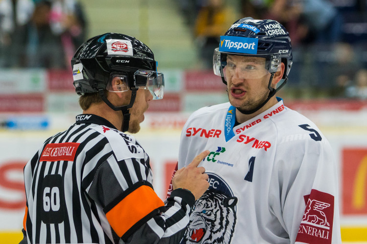 Tygři porazili Vítkovice v hallooweenském utkání 3:2